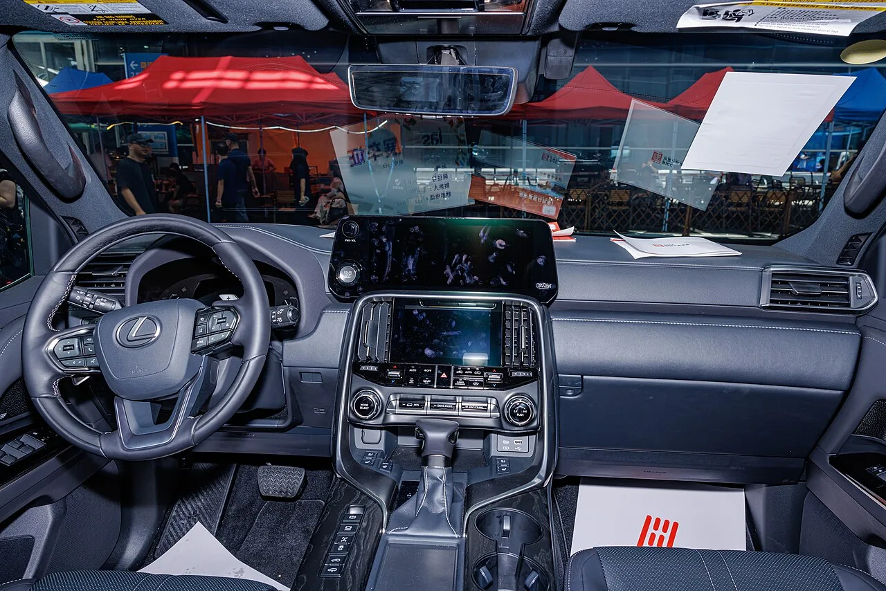 Lexus LX, interior