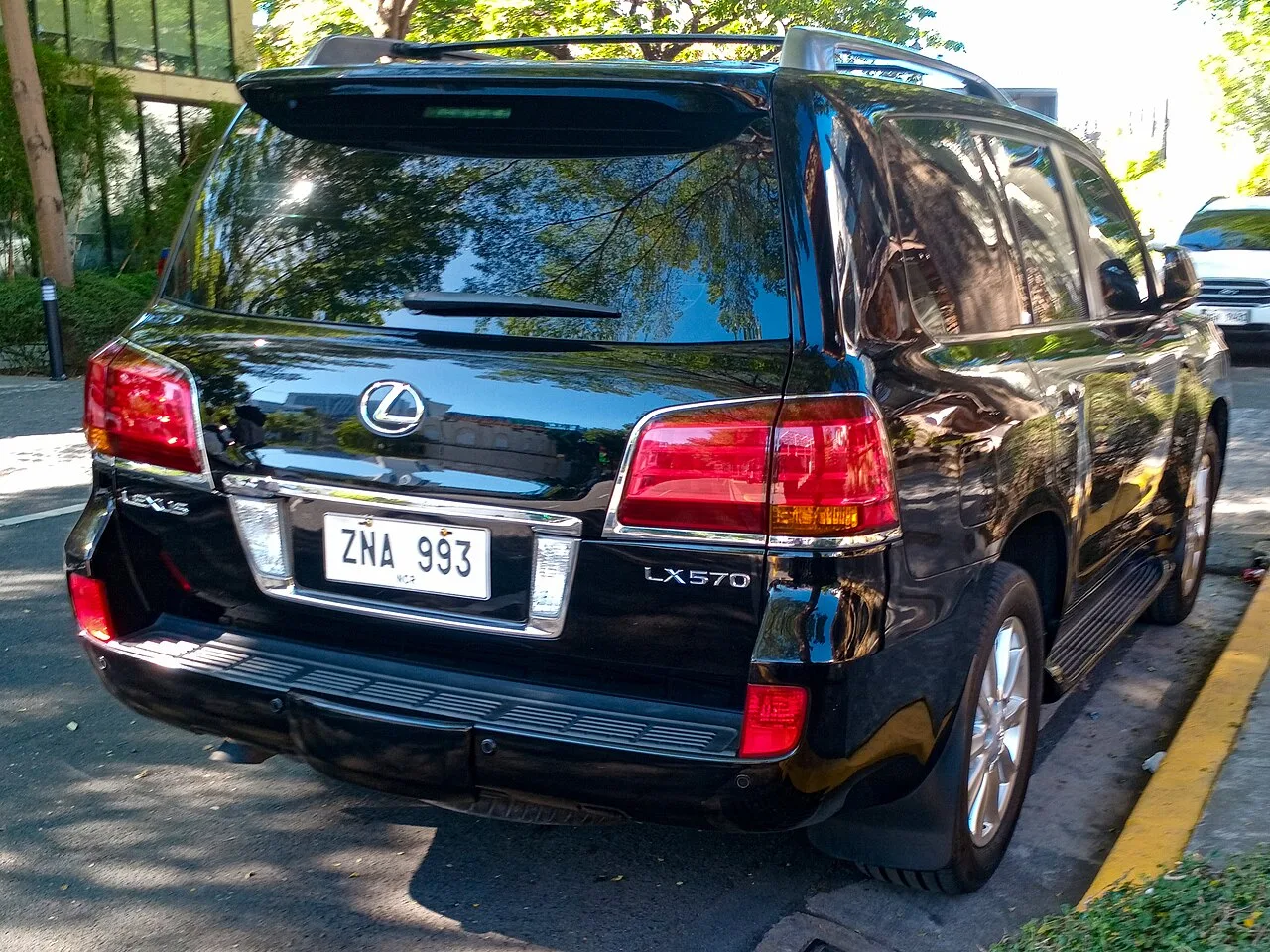 Lexus LX, rear