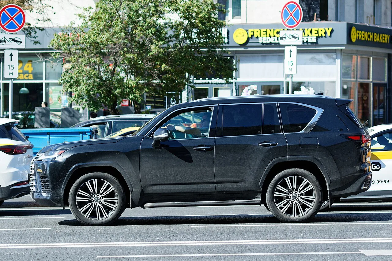Lexus LX, side