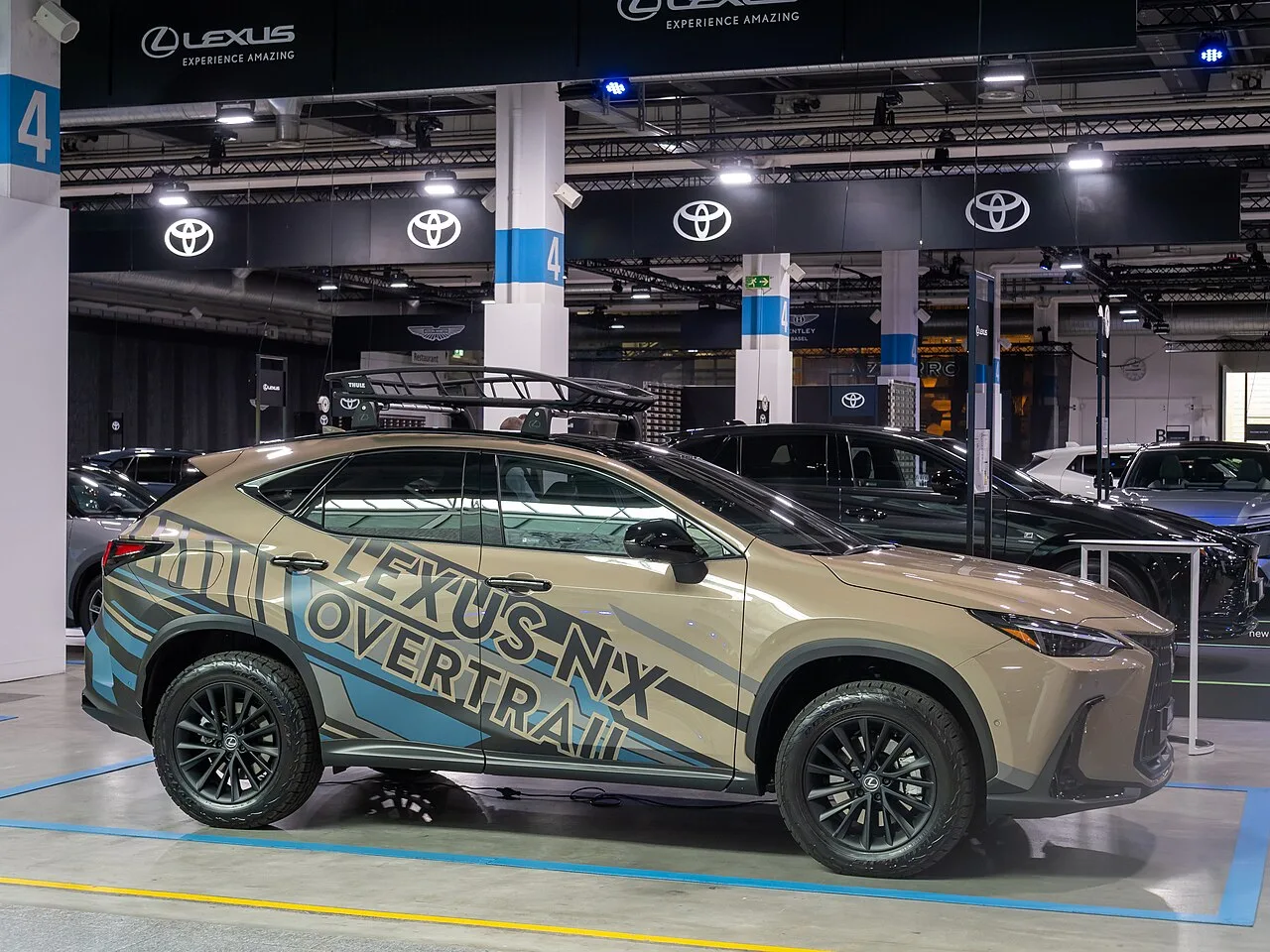 Lexus NX, side