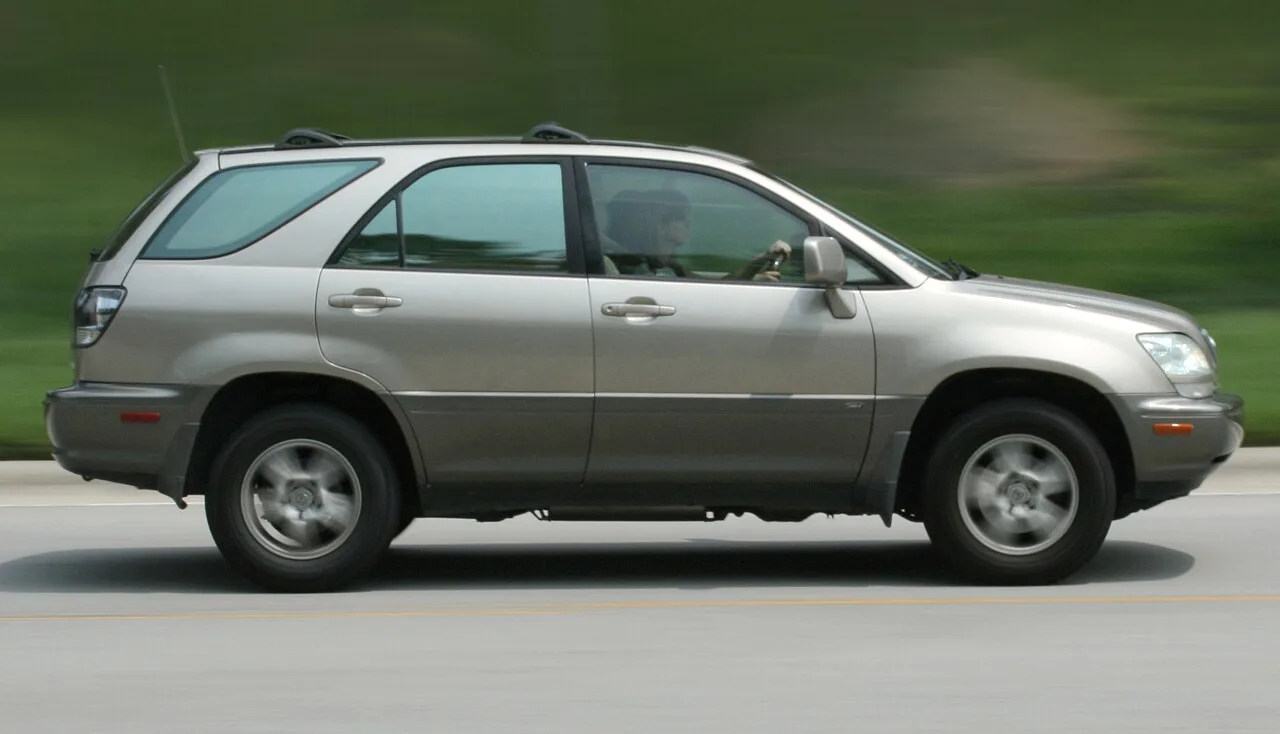 Lexus RX, side