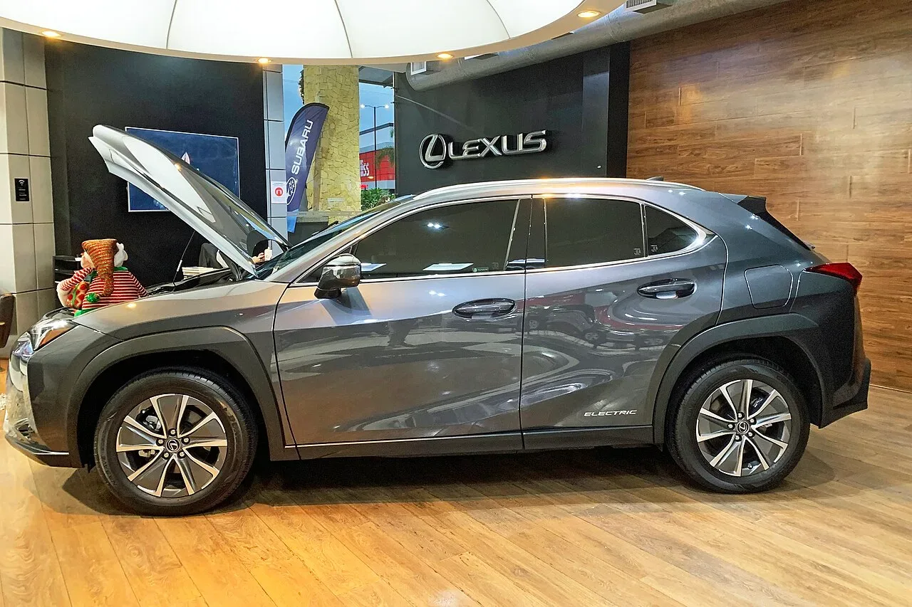 Lexus UX, side