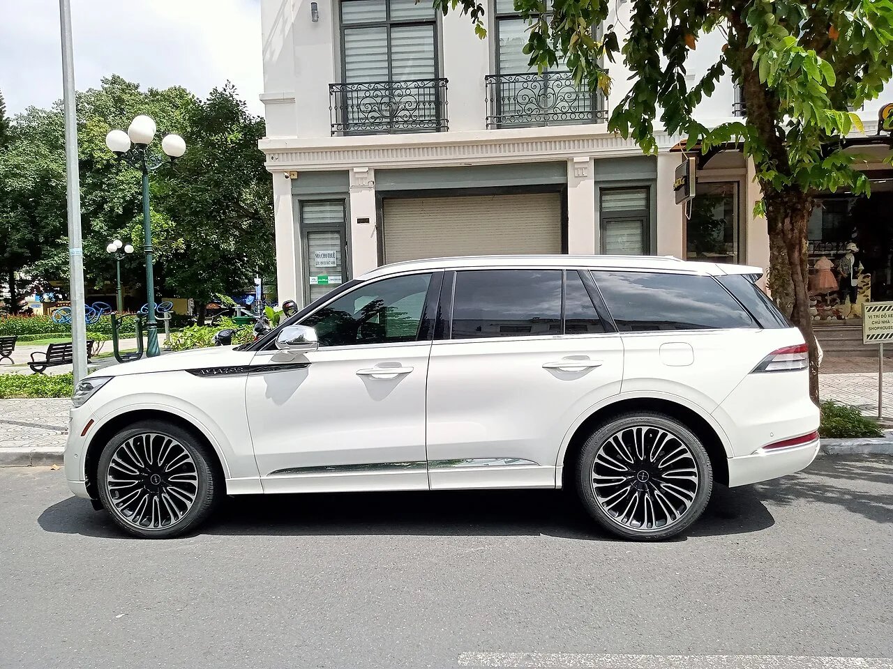 Lincoln Aviator, side