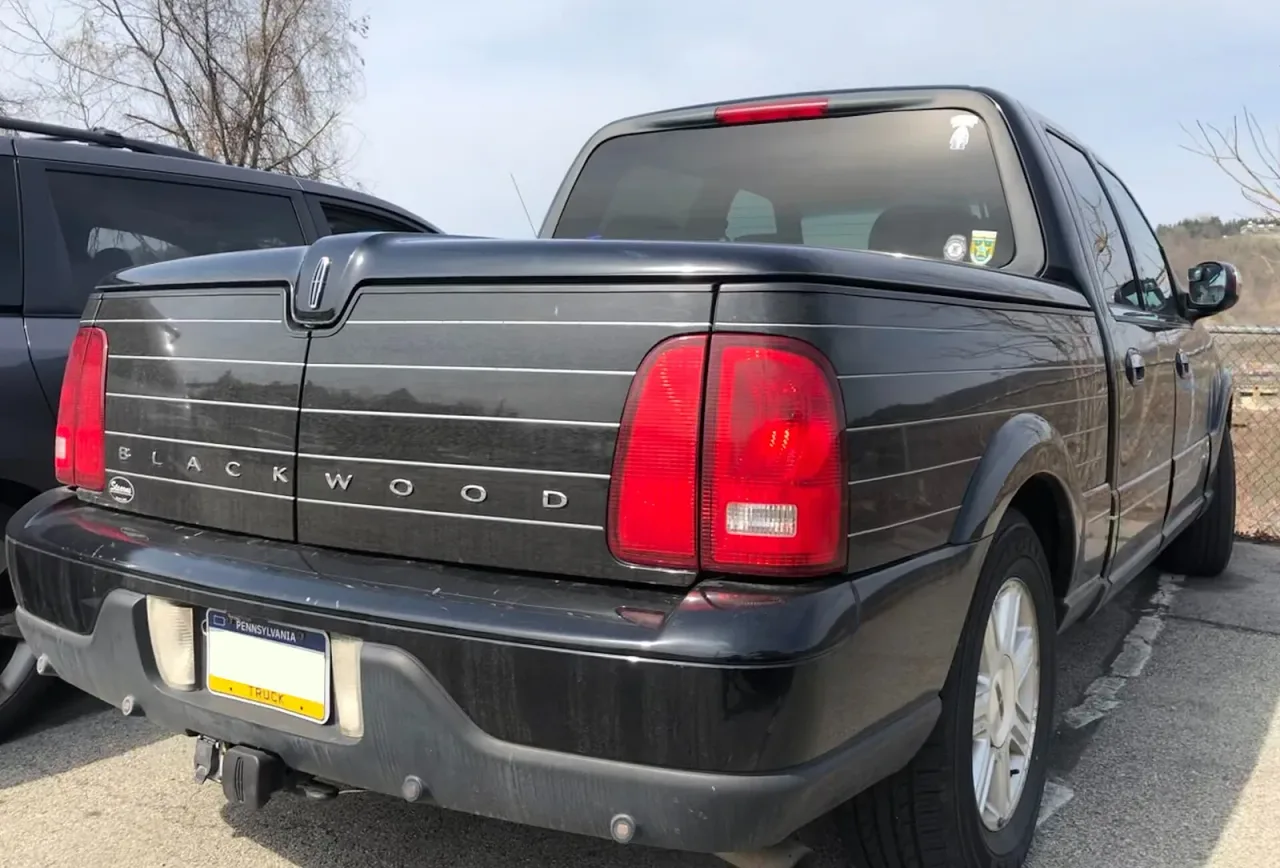 Lincoln Blackwood, rear