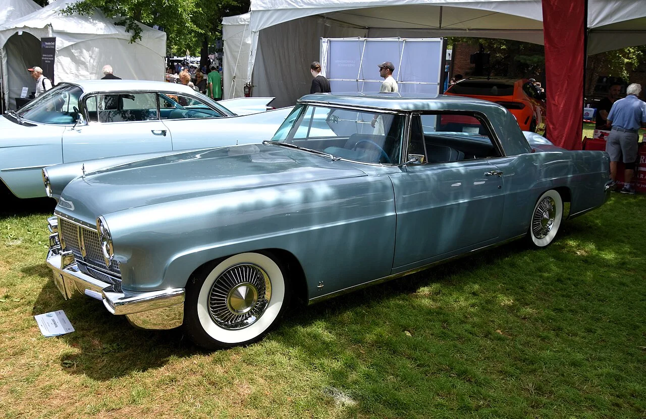 Lincoln Continental Mark II, rear