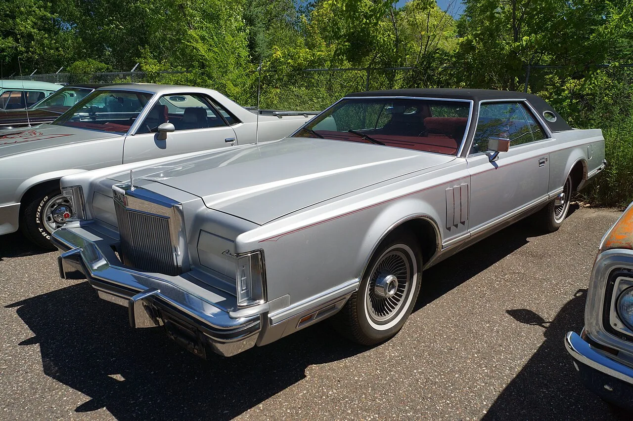 Lincoln Continental Mark V, interior