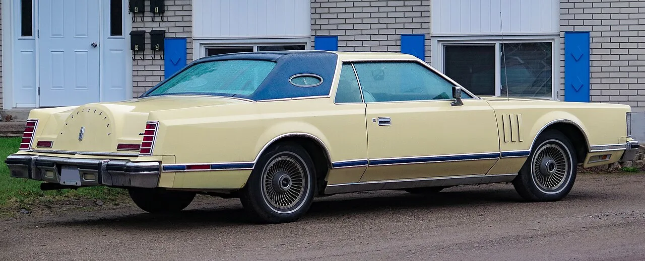 Lincoln Continental Mark V, rear