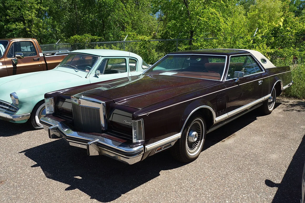 Lincoln Continental Mark V, side