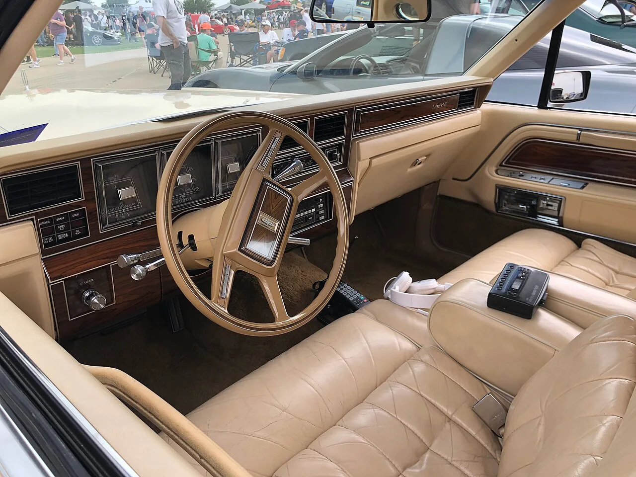 Lincoln Continental Mark VI, interior