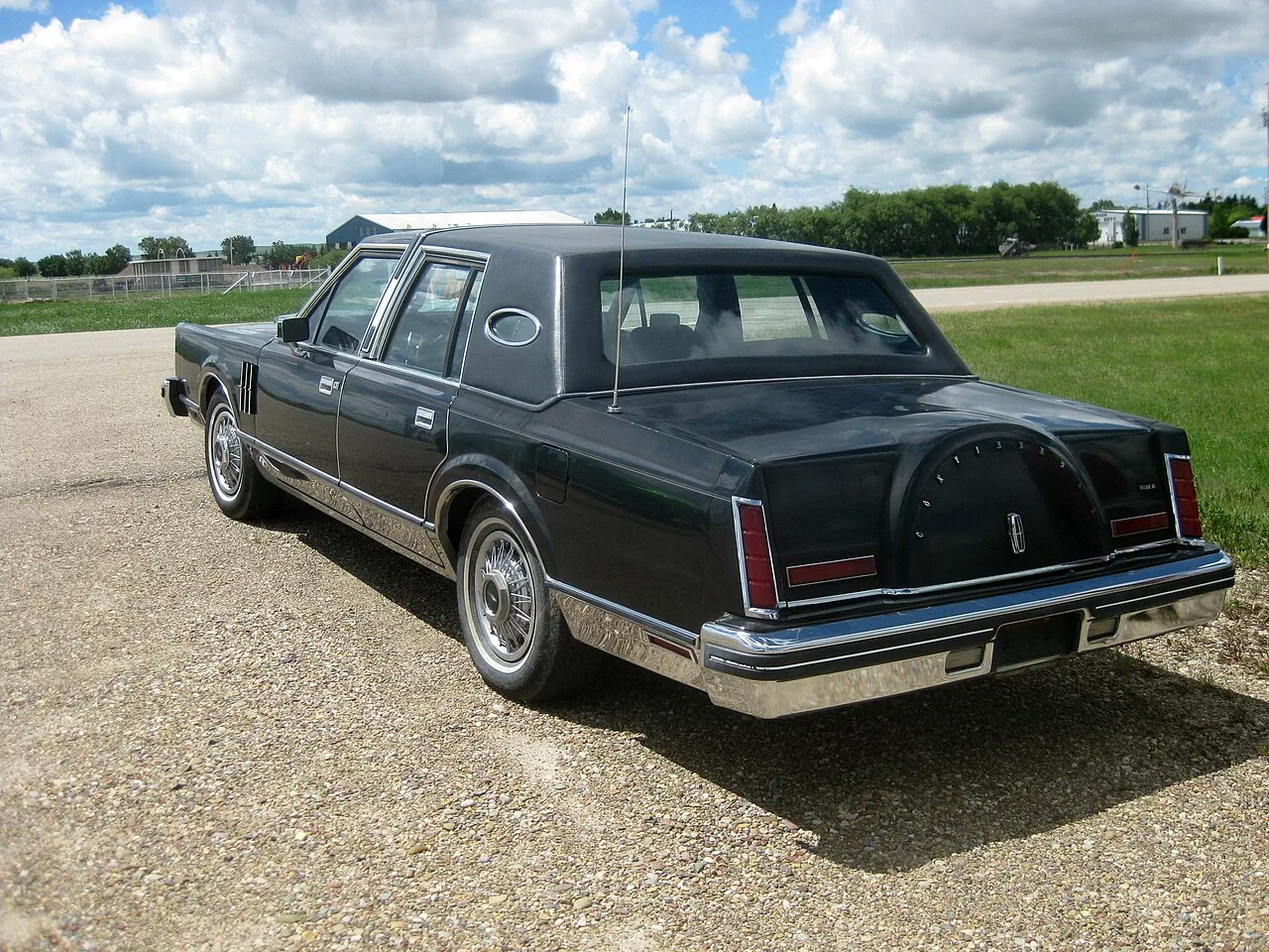 Lincoln Continental Mark VI, rear