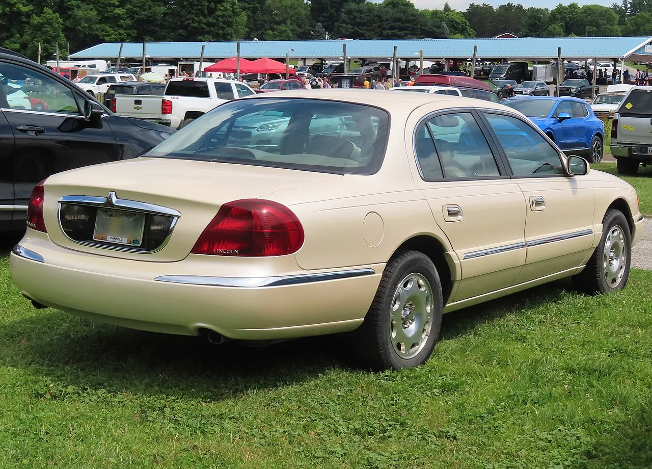 Lincoln Continental, rear
