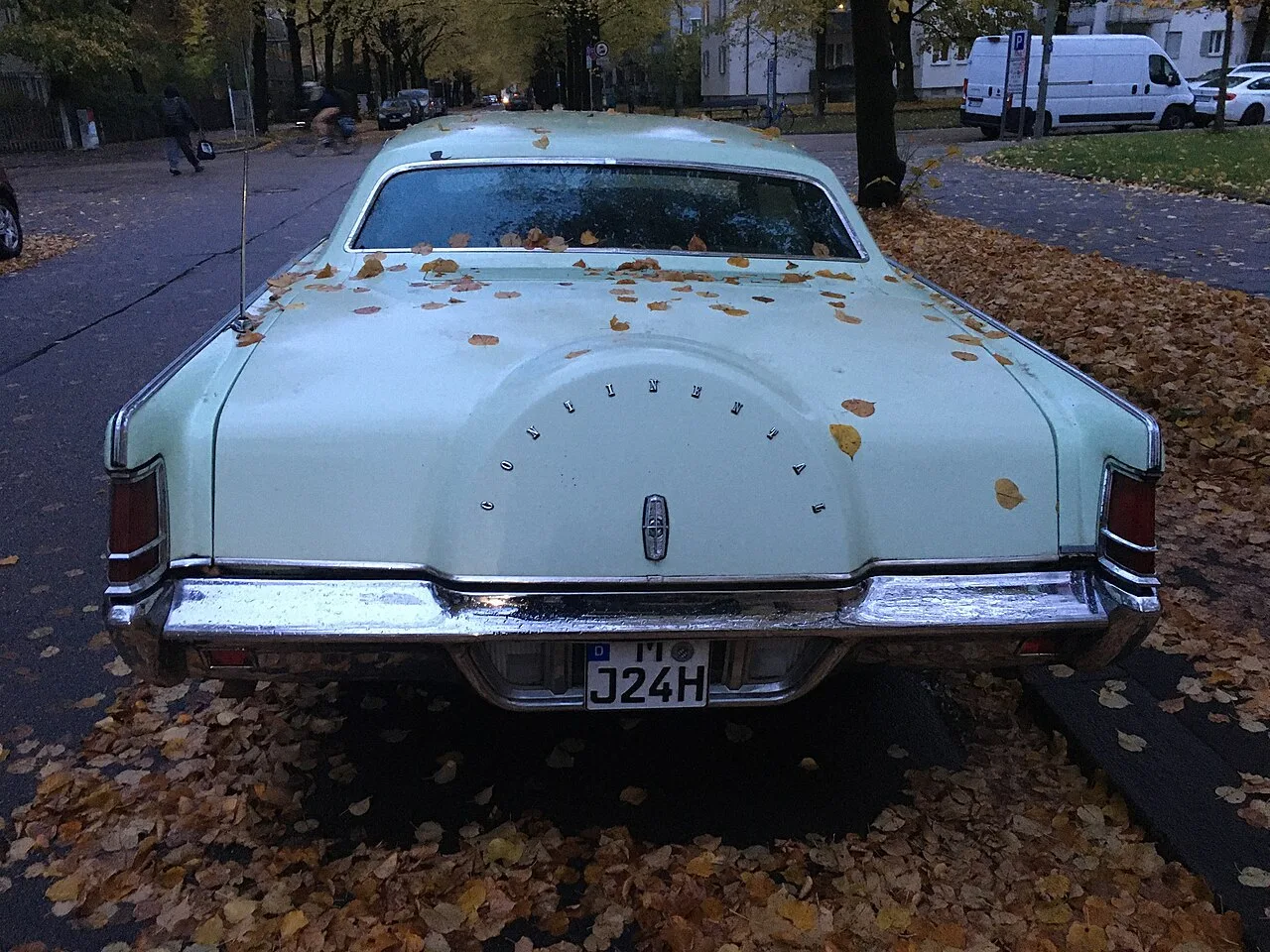 Lincoln Continental, rear