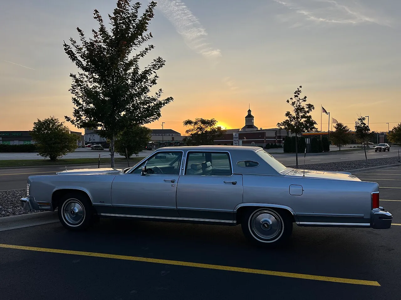 Lincoln Continental, side