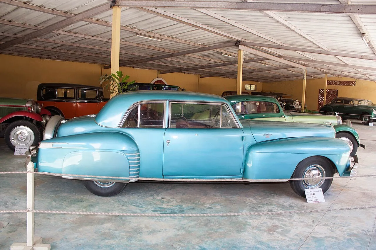 Lincoln Continental, side