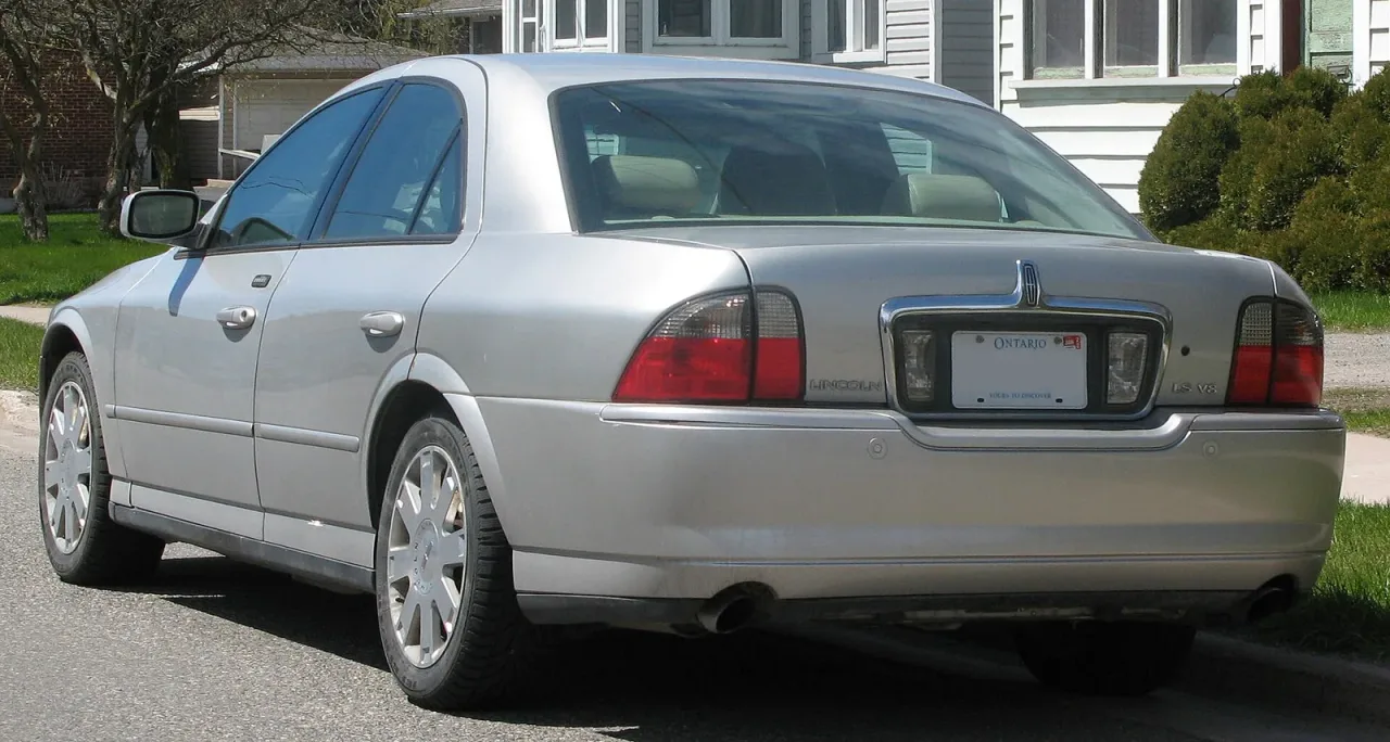 Lincoln LS, rear