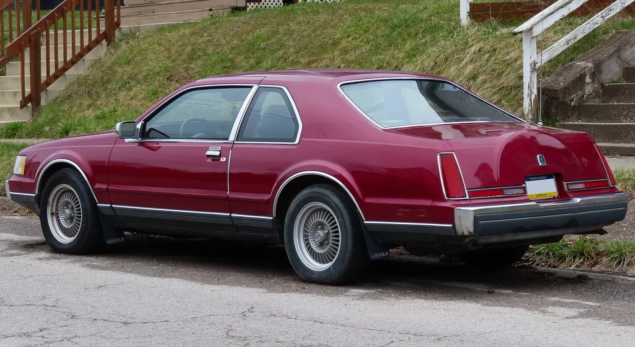 Lincoln Mark VII, rear