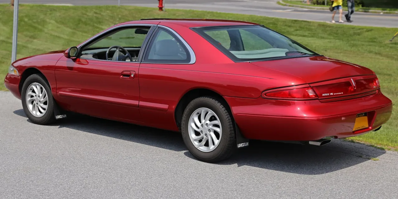 Lincoln Mark VIII, rear