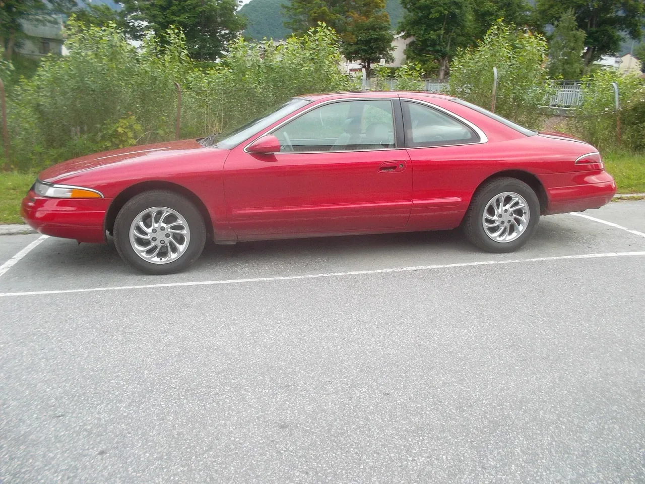 Lincoln Mark VIII, side