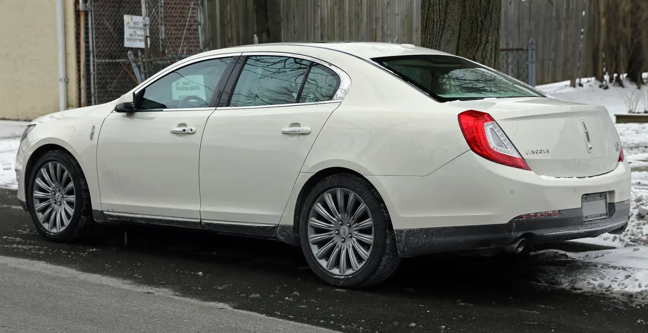 Lincoln MKS, rear