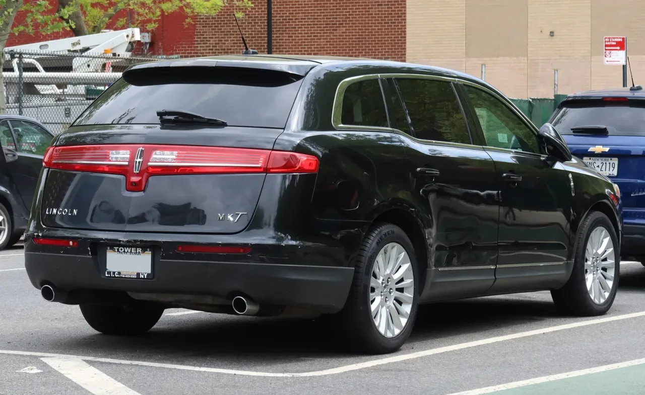 Lincoln MKT, rear