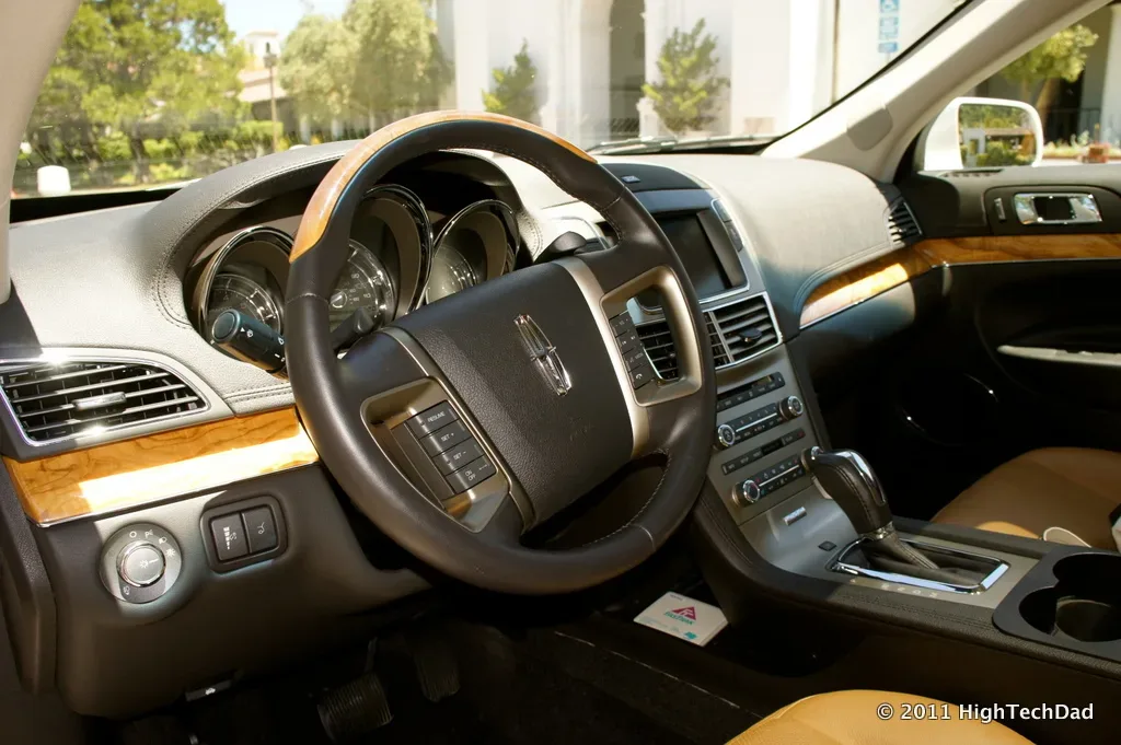 Lincoln MKT, side