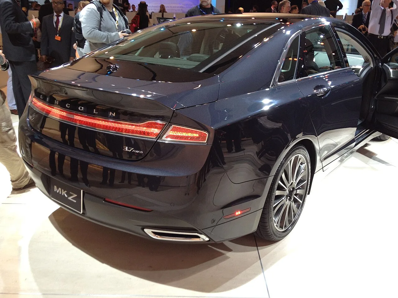 Lincoln MKZ, side