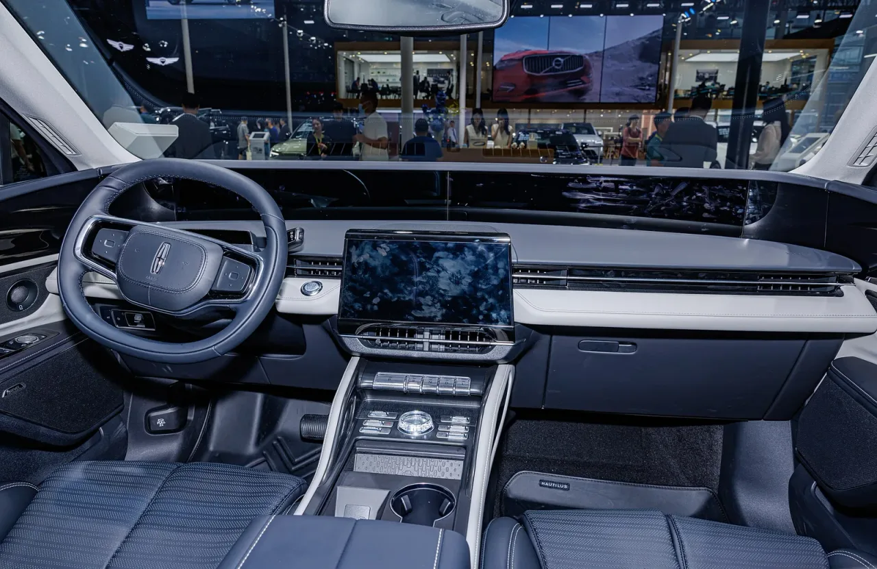 Lincoln Nautilus, interior