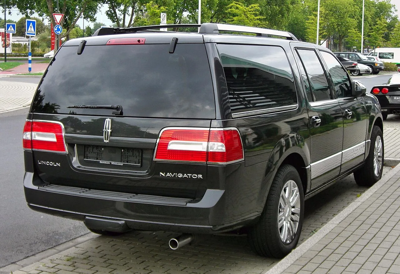 Lincoln Navigator, rear