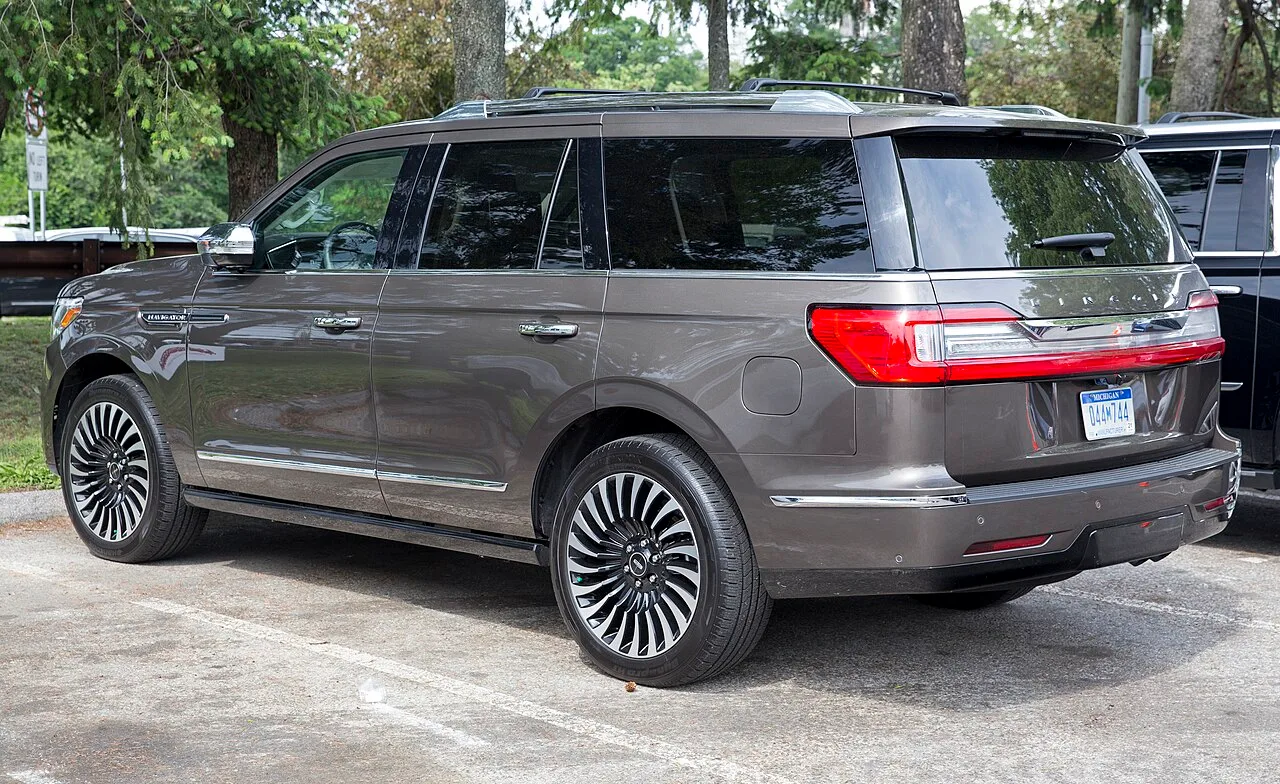 Lincoln Navigator, rear