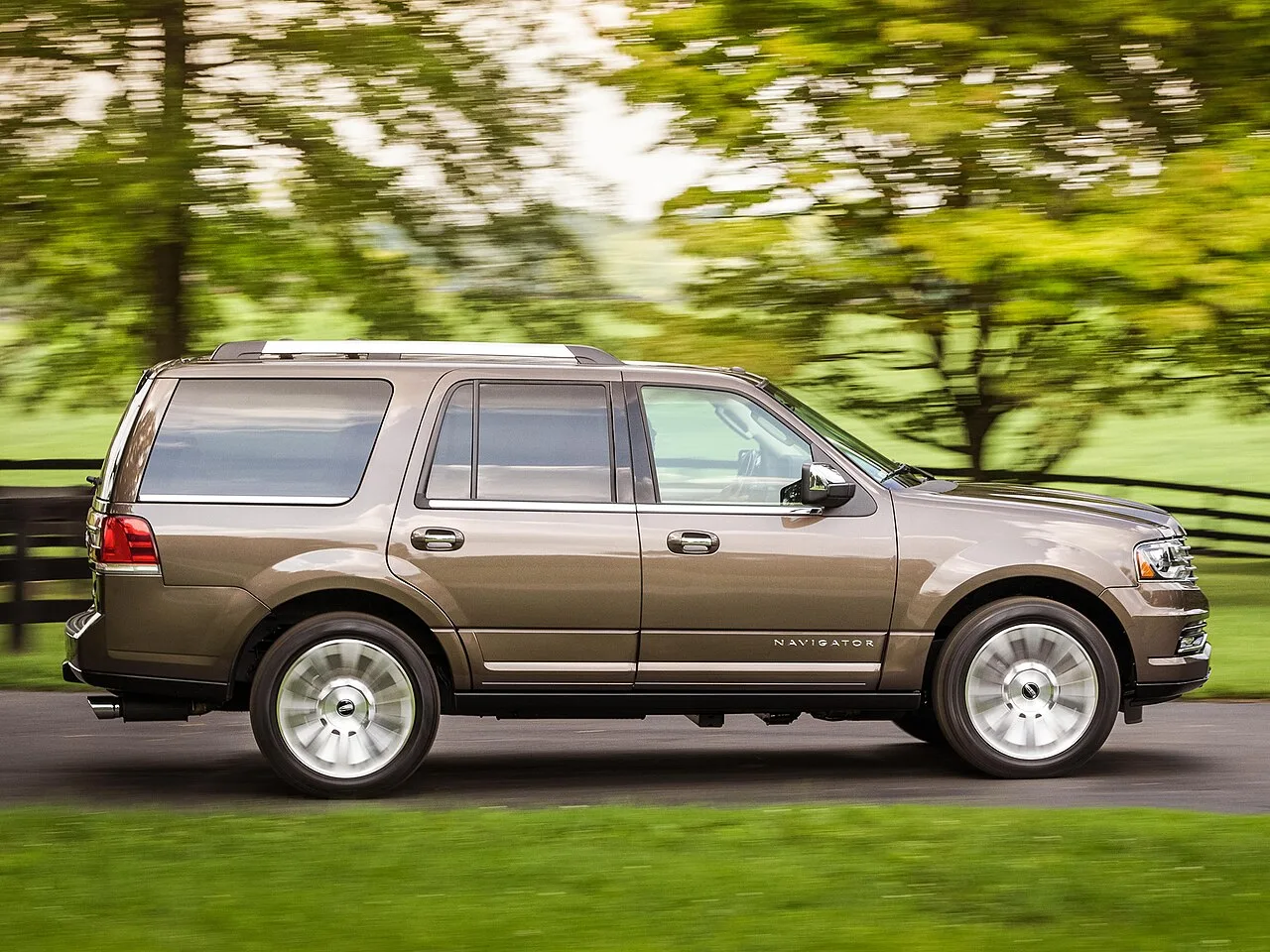 Lincoln Navigator, side