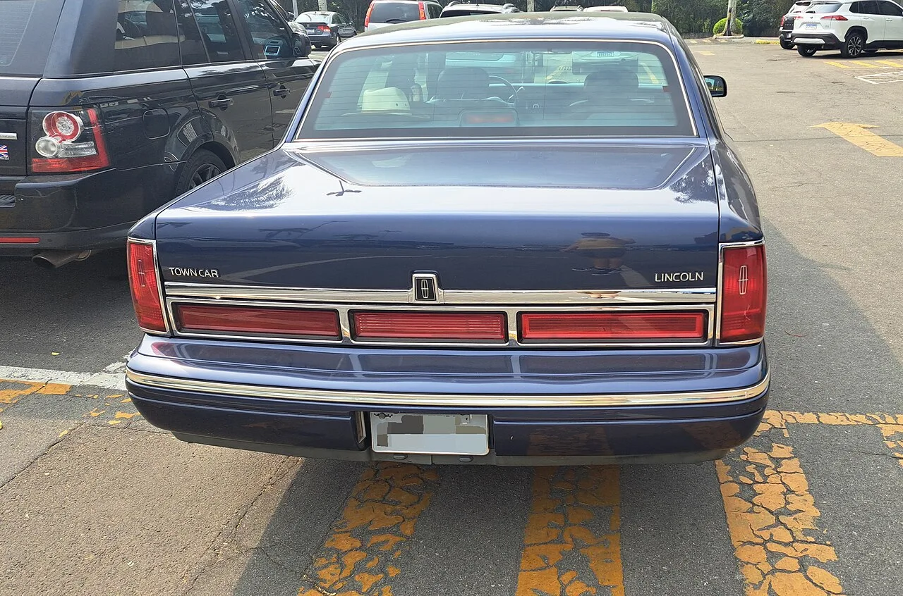 Lincoln Town Car, rear