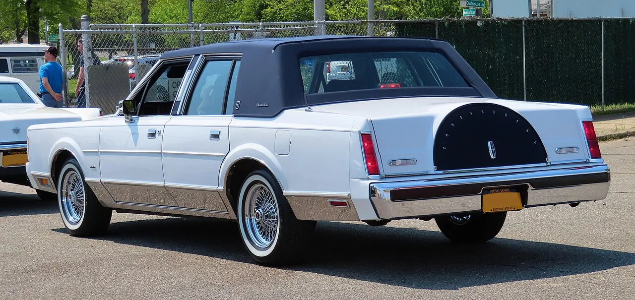 Lincoln Town Car, rear
