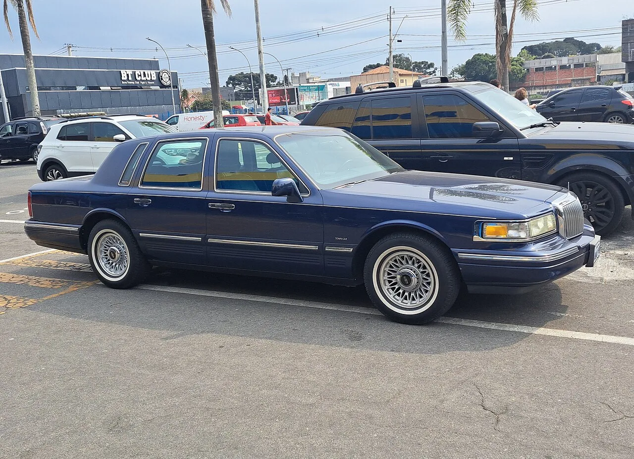 Lincoln Town Car, side