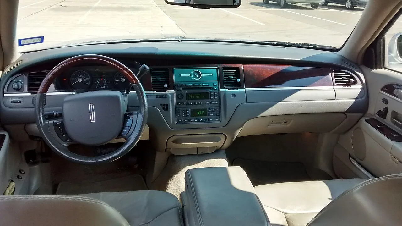 Lincoln Town Car, interior