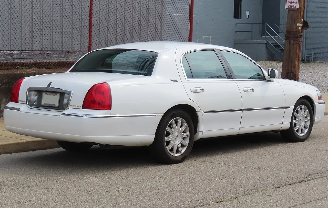Lincoln Town Car, rear