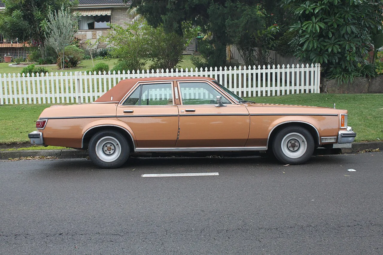Lincoln Versailles, side