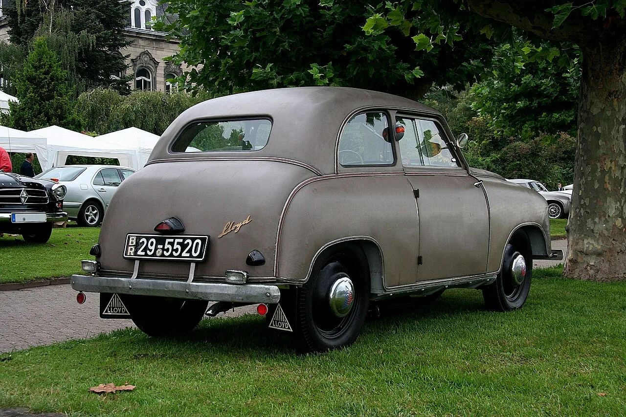 Lloyd 300, rear