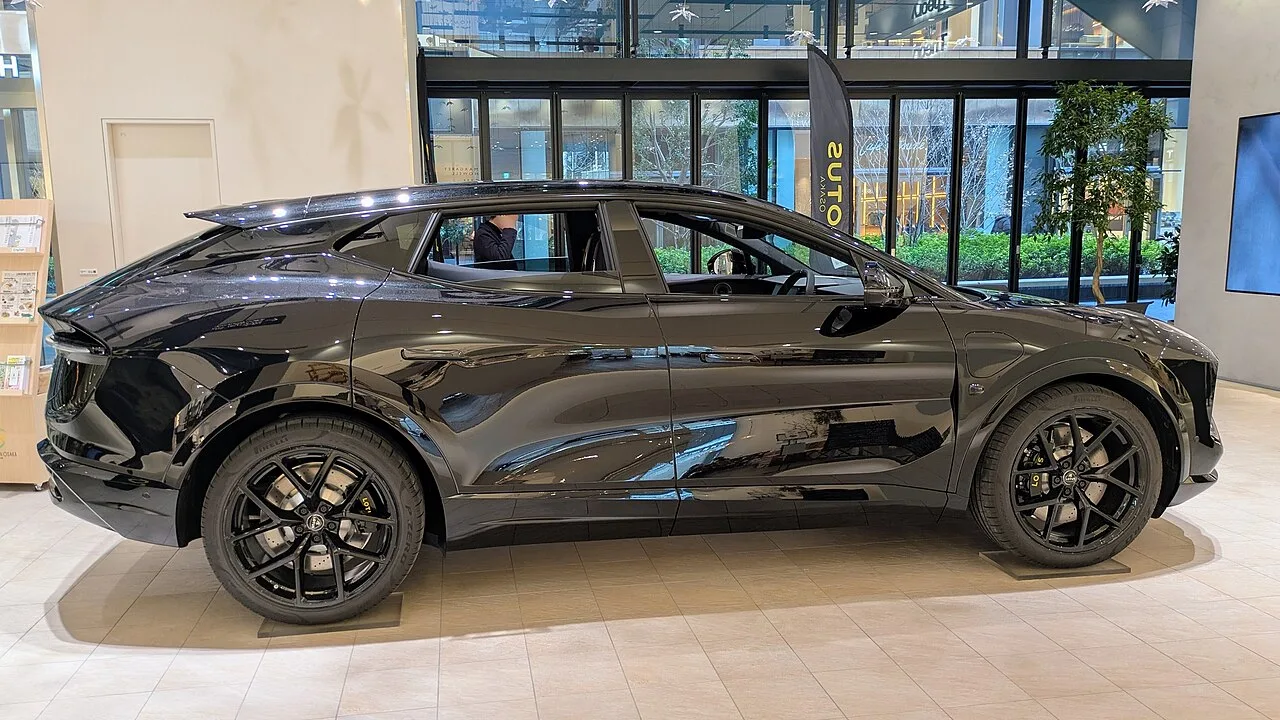 Lotus Eletre, side
