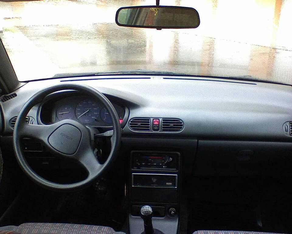 Mazda 121 DA, interior
