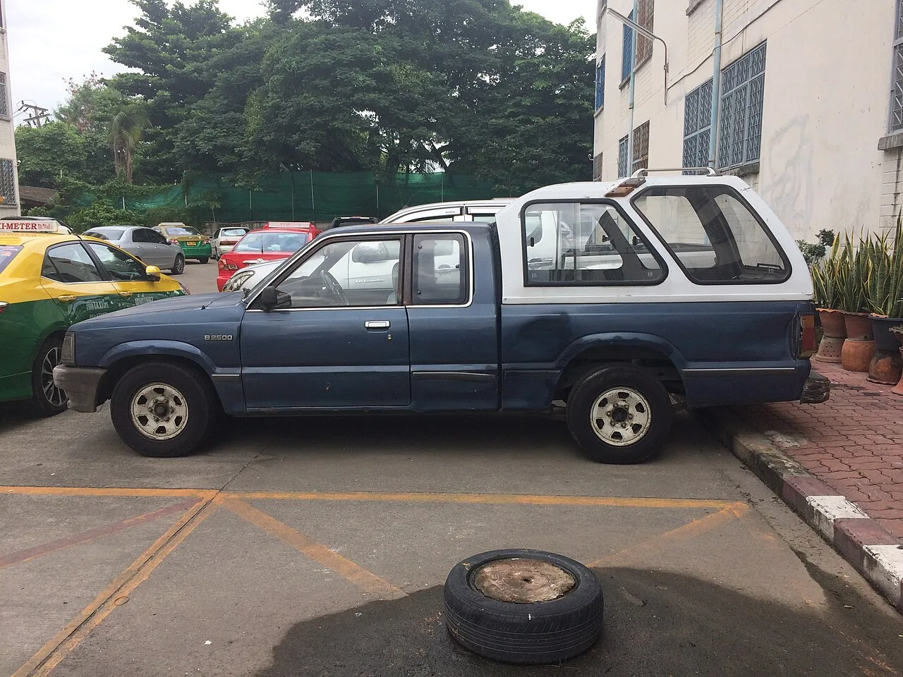 Mazda B-Series, side