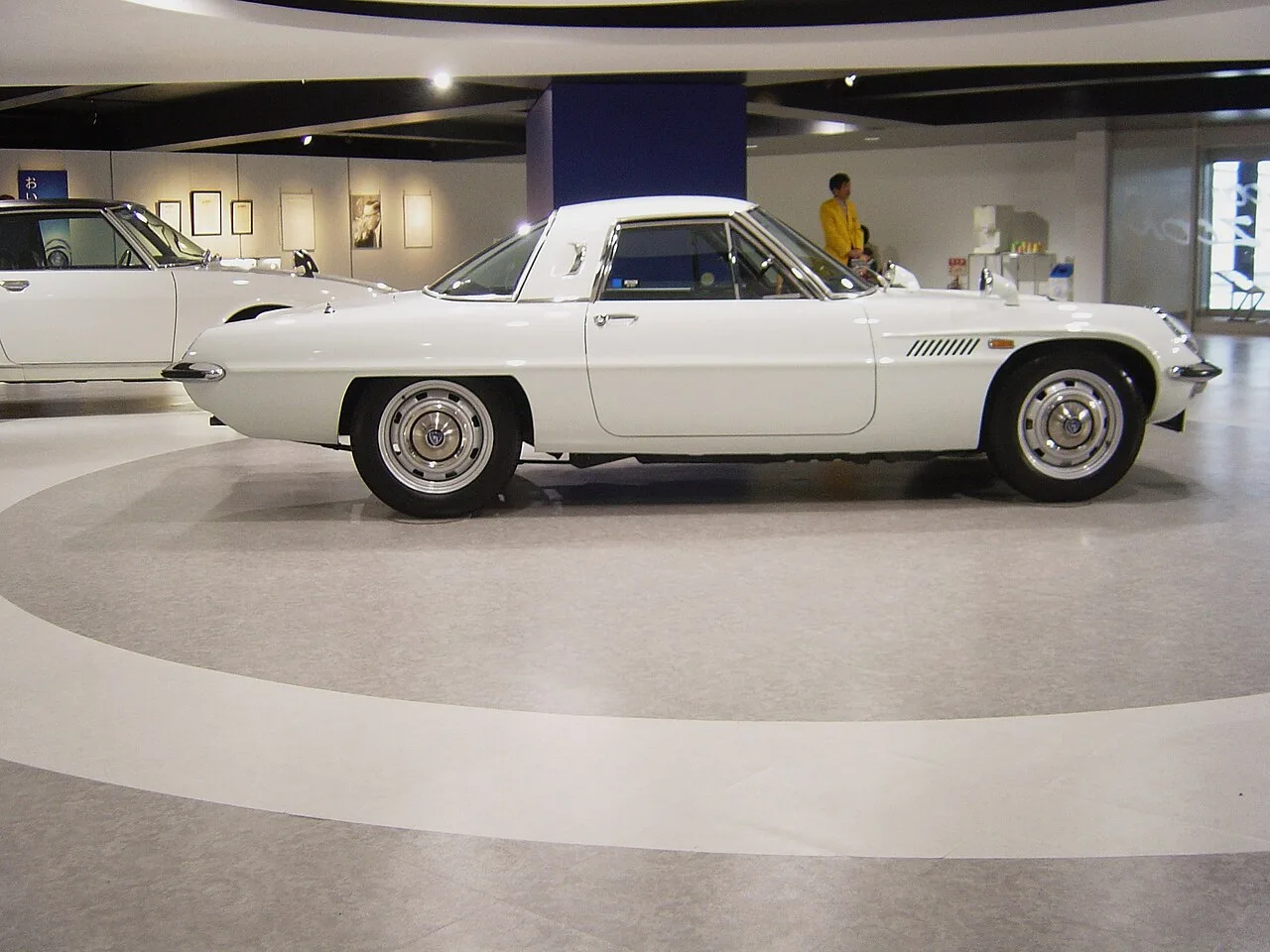 Mazda Cosmo Sport, side