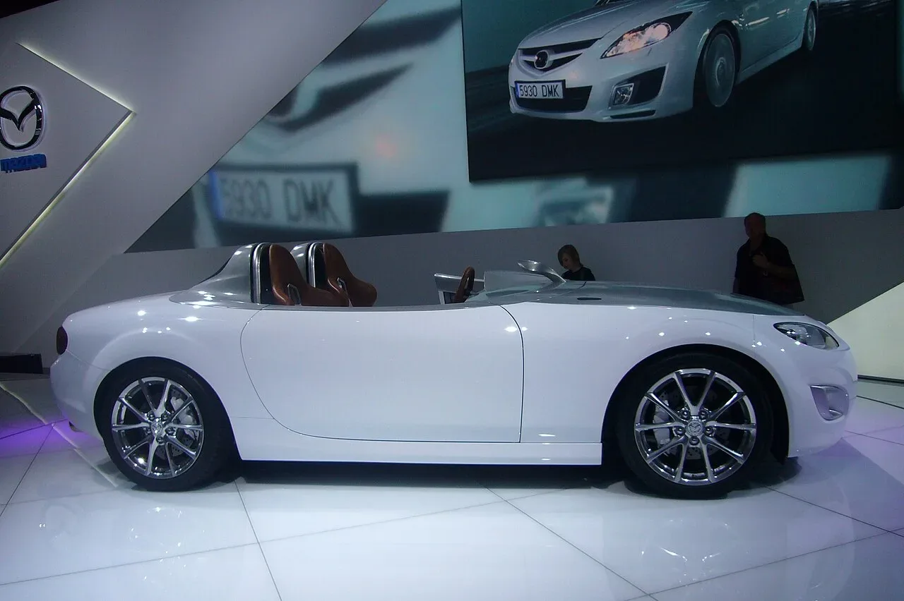 Mazda MX-5 Miata, side