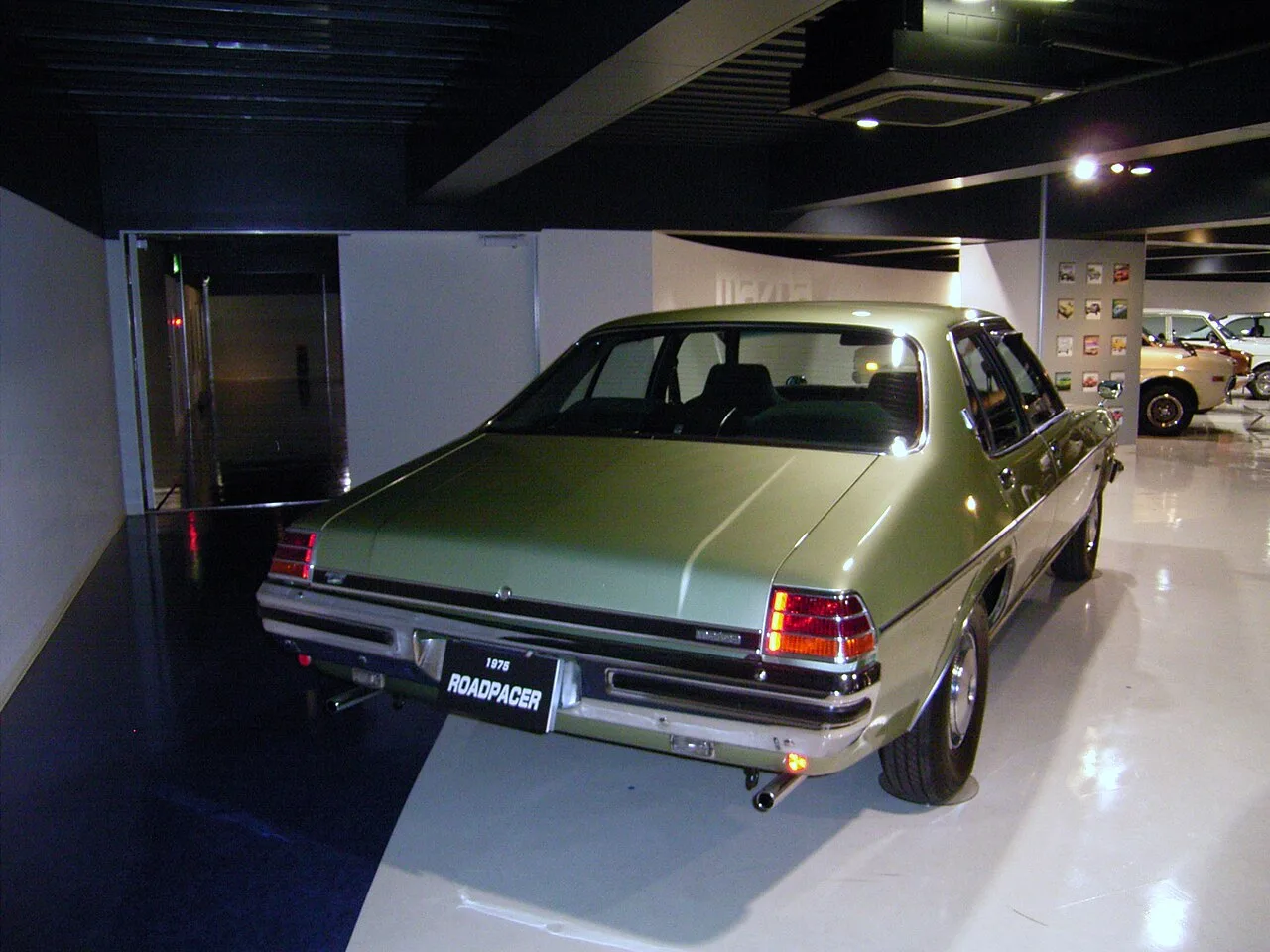 Mazda Roadpacer, rear