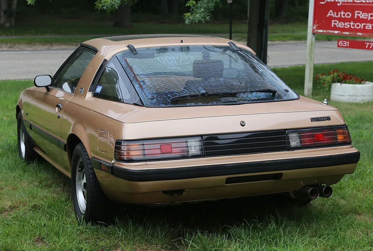 Mazda RX-7, rear