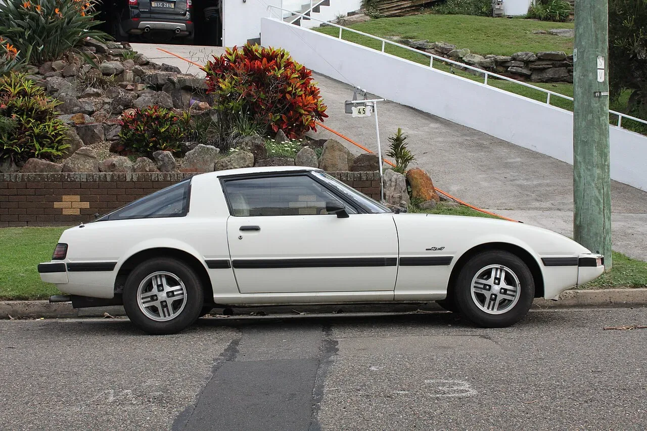 Mazda RX-7, side