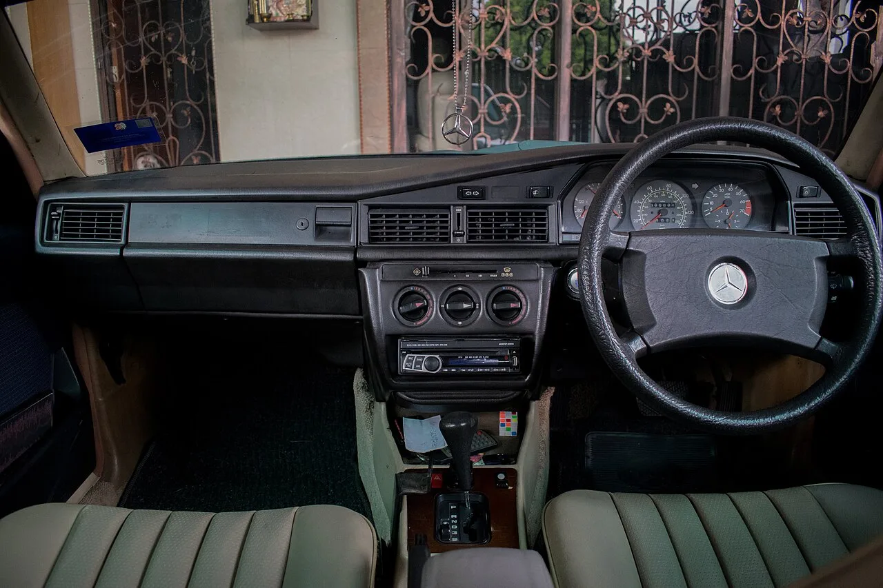 Mercedes-Benz 190E, interior