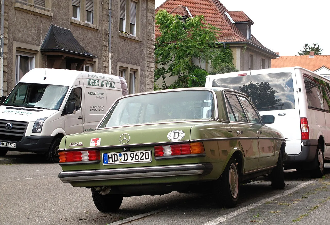 Mercedes-Benz 200, rear