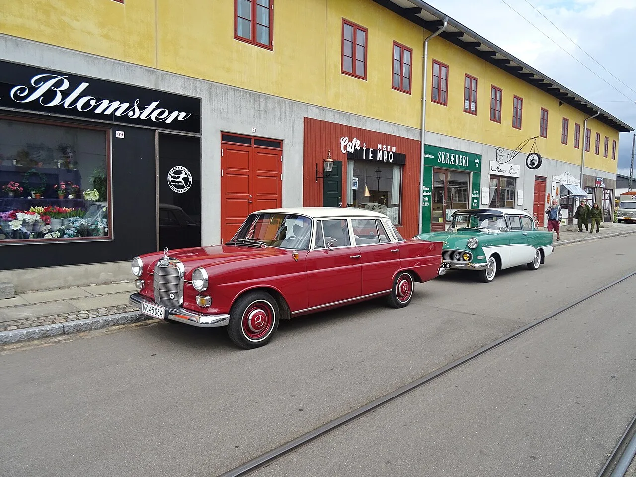 Mercedes-Benz 200, side