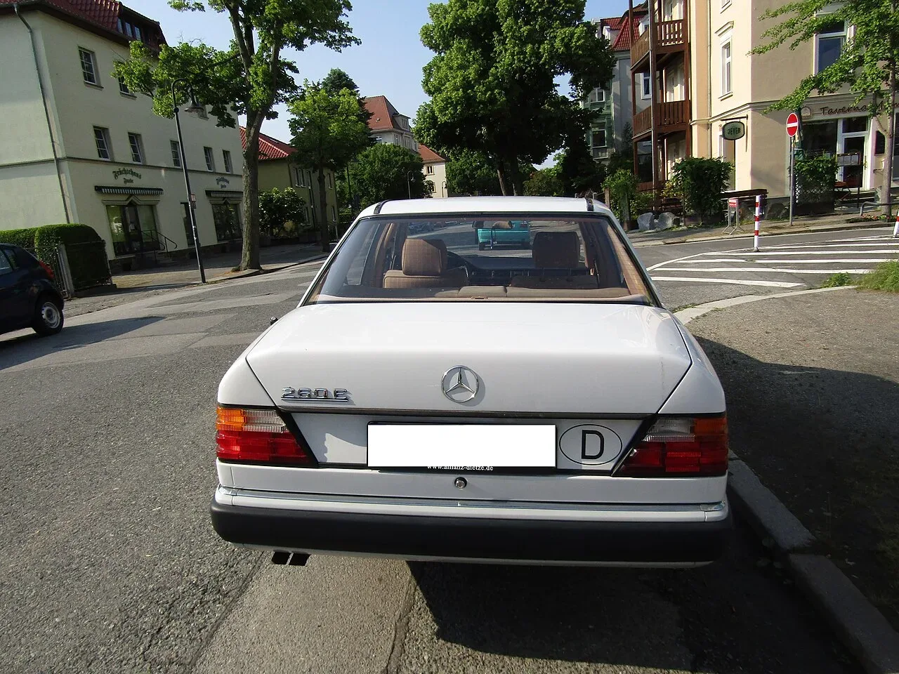 Mercedes-Benz 260, rear