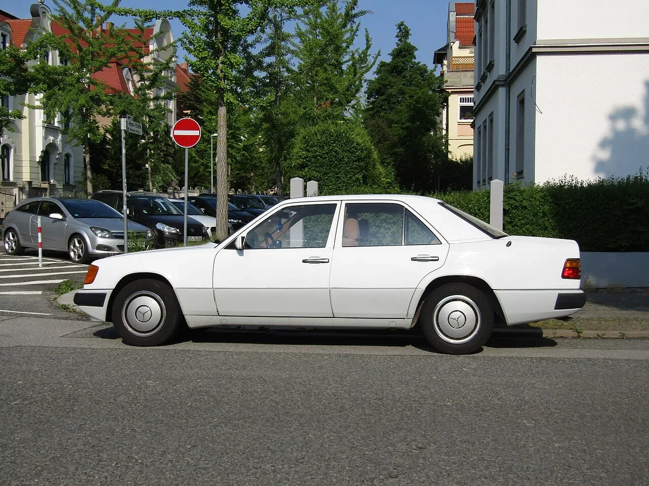 Mercedes-Benz 260, side
